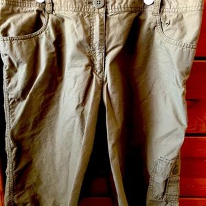 🐞🐞Army Green Capri Cargo Pants in EUC!🐞🐞